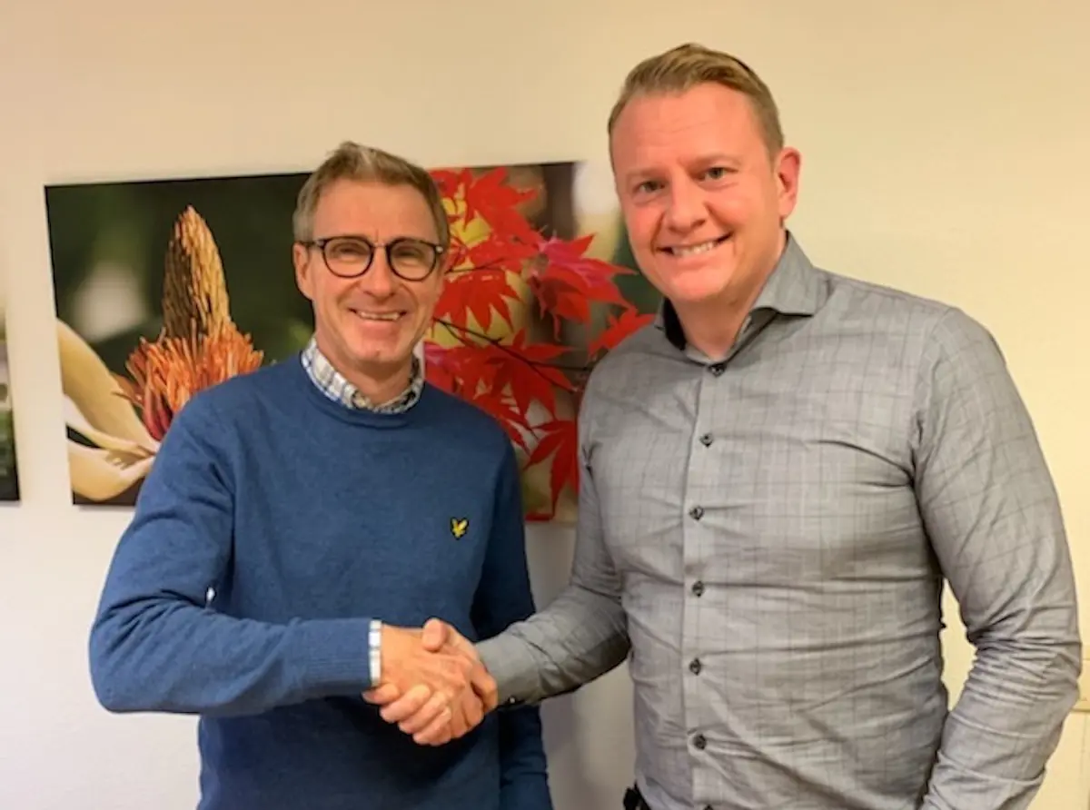 Jörgen A Warpman, VD för Stångby Plantskola, och Brian Ingemann, sponsoransvarig för Torns IF, i samband med att det nya avtalet signerades.