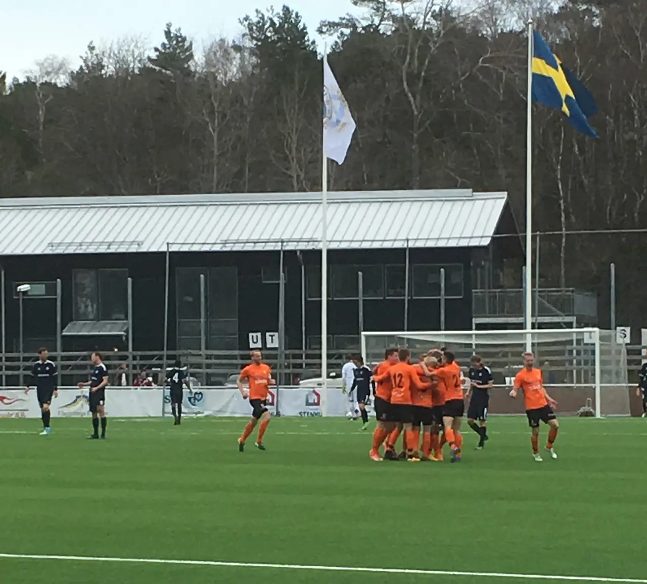 Jubel i Torn efter Dhainis inledande mål. Foto: Peter Barnekow.