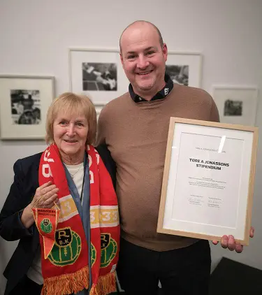 Stiftelsen ordförande Py Börjesson med den fina halsduken tillsammans med Henrik Ingvarsson från RBK. Diplomet för stipendiet. Tore A Jonasson in action från 1940-talet.
