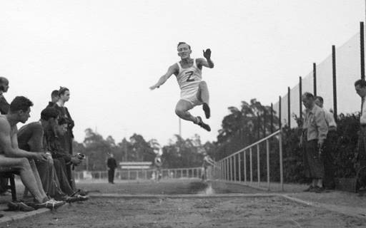 Stiftelsen ordförande Py Börjesson med den fina halsduken tillsammans med Henrik Ingvarsson från RBK. Diplomet för stipendiet. Tore A Jonasson in action från 1940-talet.