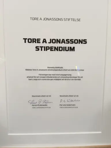 Stiftelsen ordförande Py Börjesson med den fina halsduken tillsammans med Henrik Ingvarsson från RBK. Diplomet för stipendiet. Tore A Jonasson in action från 1940-talet.
