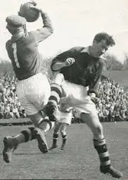 Eric Grübb (AIK) i duel med Råå IF:s målvakten Stig "Nina" Malmkvist i matchen på Olympia 6 maj 1951. Råå IF vann matchen med 3-0