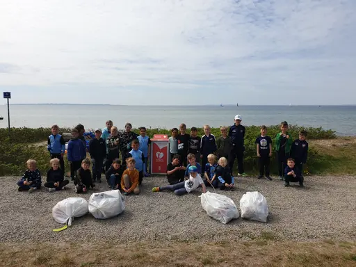 Då har våra duktiga grabbar med hjälp av syskon städat rent runt stranden nere på Råå. Vi riktar ett stort TACK till  Ica Gustavslund för sponsring av mat och dryck