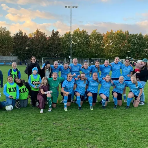 Glada tjejer efter 4-3 mot Landskrona Bois i säsongens sista match.