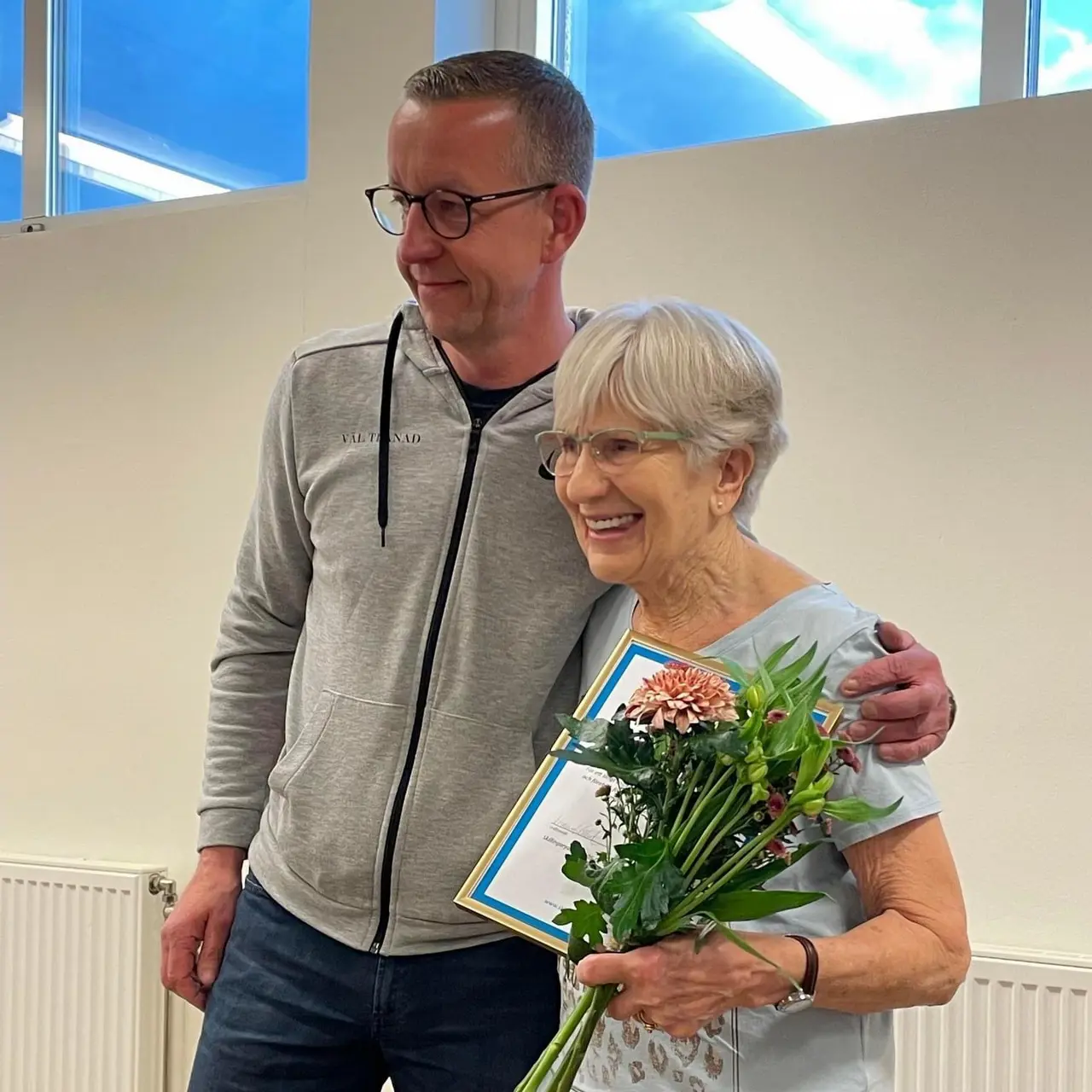 På bilden överlämnas diplom och blombukett av Jerry Karlsson till Berit Ryman.