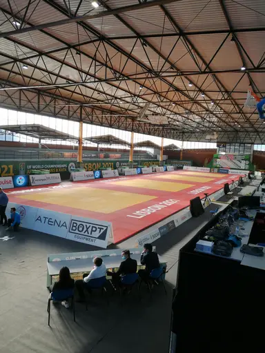 Uppvärmningsmattan, passagen där alla tävlande går igenom för att bli checkade och slussade till rätt tävlingsmatta. Samt någon snubbe som representerade Sverige men framför allt Nacka Judo!