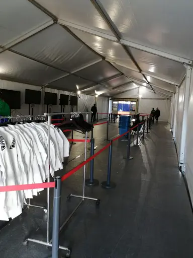 Uppvärmningsmattan, passagen där alla tävlande går igenom för att bli checkade och slussade till rätt tävlingsmatta. Samt någon snubbe som representerade Sverige men framför allt Nacka Judo!