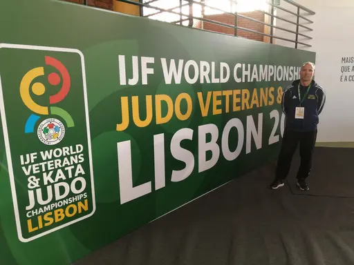 Uppvärmningsmattan, passagen där alla tävlande går igenom för att bli checkade och slussade till rätt tävlingsmatta. Samt någon snubbe som representerade Sverige men framför allt Nacka Judo!