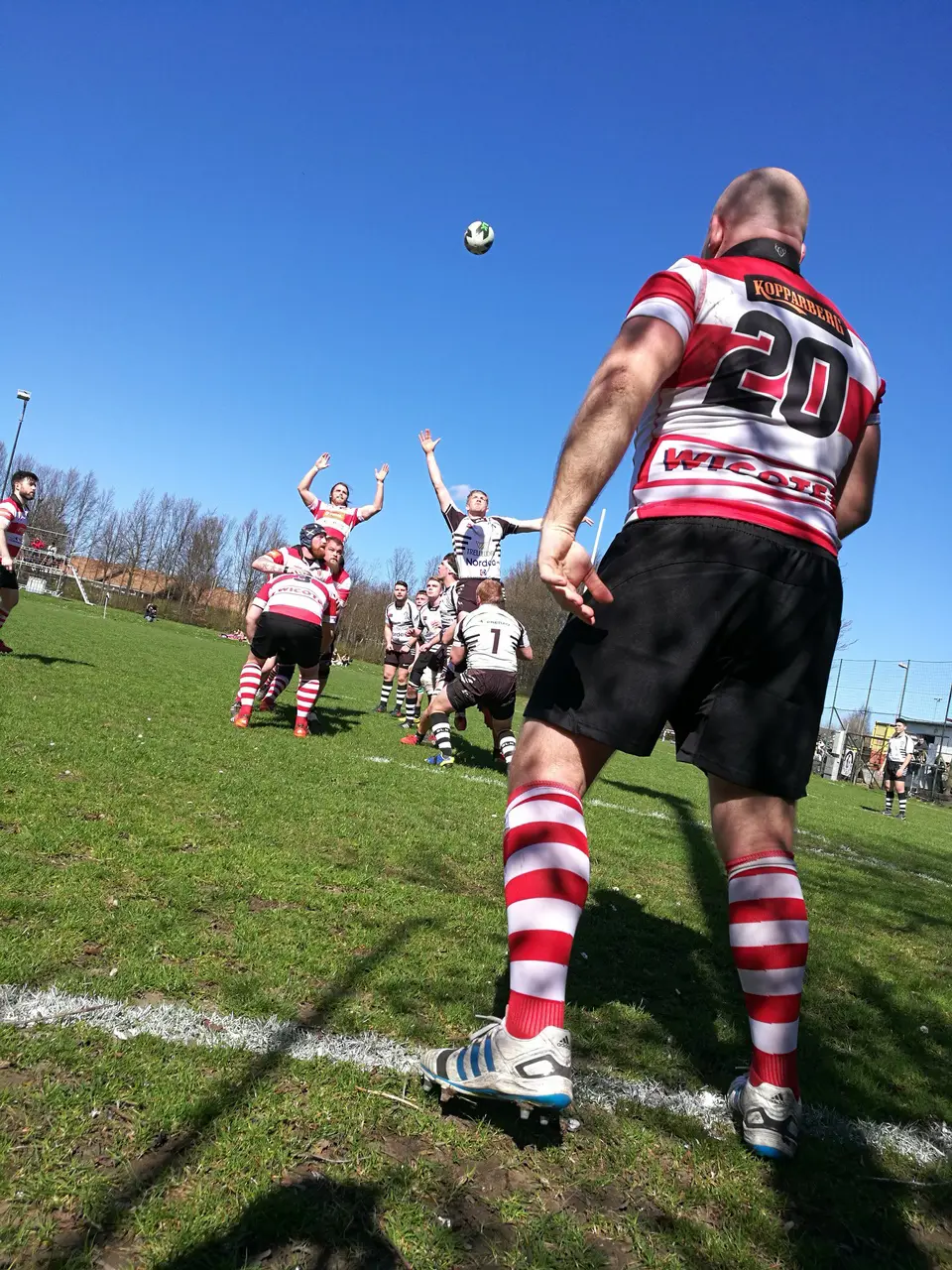 Lördagens Match bjöd på solsken, god stämning och hård Rugby.