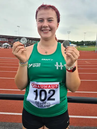 En glad Bea med två silvermedaljer efter USM