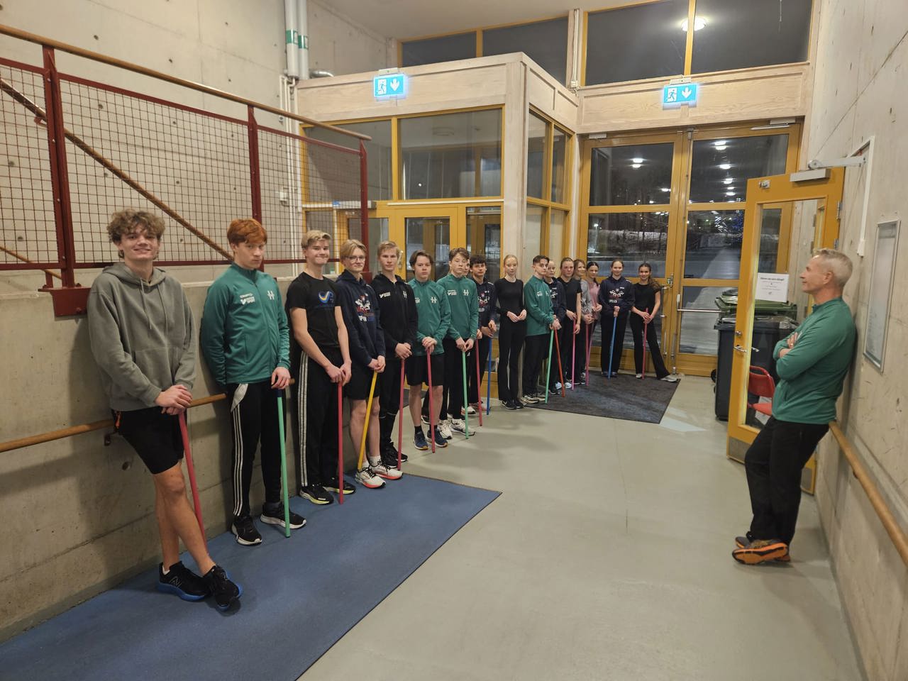 Grupppen samlad inför träningspass i Sätrahallen