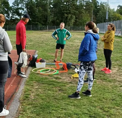 Martin går igenom övningar för tränare som har åldersgruppen 7-10 år 