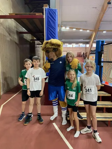 Stafettlagen, 2015-gruppen har hittat en maskot och Märta Swaffer på prispallen