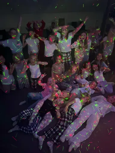 Dans, pyjamas, pizza, bingo, musikquiz och disco!🥳