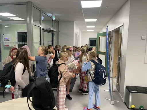 Dans, pyjamas, pizza, bingo, musikquiz och disco!🥳