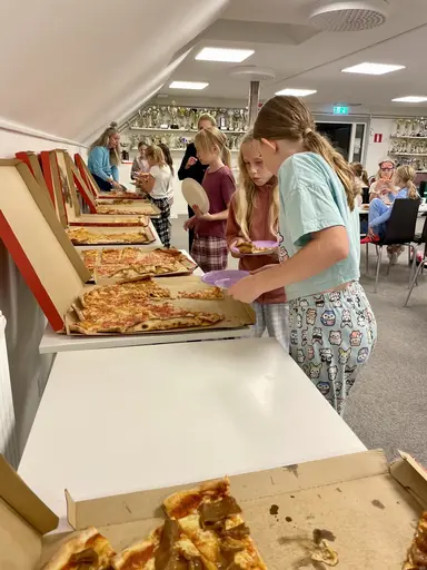Dans, pyjamas, pizza, bingo, musikquiz och disco!🥳