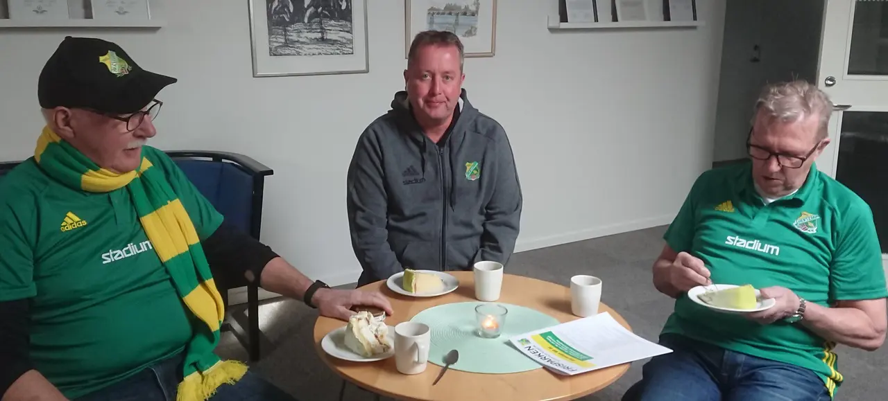 Föreningen och våra veteraner har idag uppvaktat "vår" Mathias. Här flankerad av fd ordförande Peter Borg vänster och föreningens förste ordförande Jan-Olof Edén.