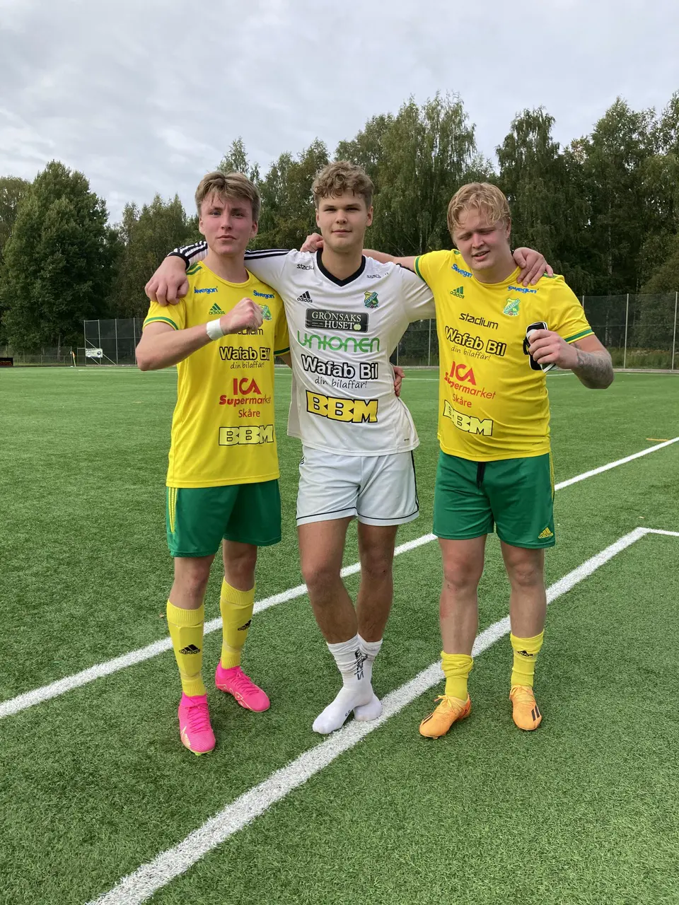 Elias Nilsson (t.v.) och Linus Brunzell (t.h.) svarade för varsitt mål och Isac Brunzell (i mitten) höll nollan.