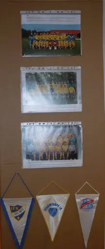 Bilder på stolpe 2, tre sidor; sida 1, sida 2 och "Hertzöga hattparad"
