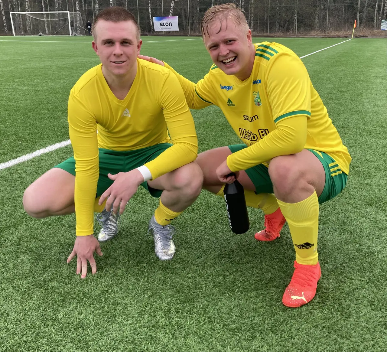 Linus Brunzell (t.h.) svarade för ett riktigt drömmål i seriefinalen mot Forshaga framspelad av Melker Josephson (t.v)
