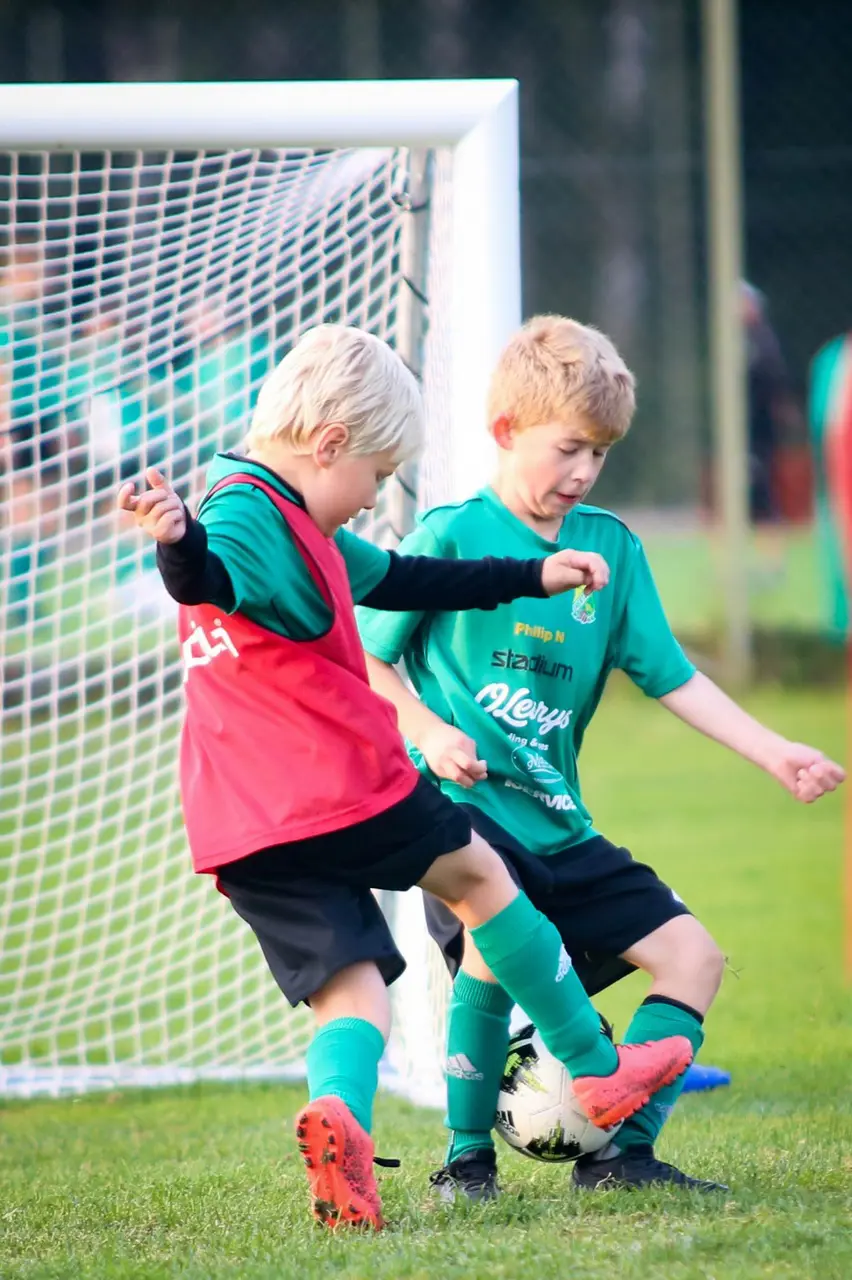 Oscar&Philip och deras lagkamrater har tränat på under våren, nu väntar äntligen matcher.