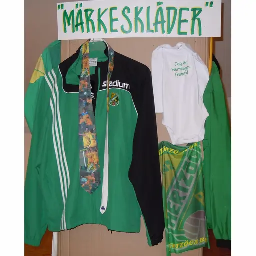 Märkeskläder - Bilder från sida 1, sida 2, sida 3 och sida 4 på stolpen.