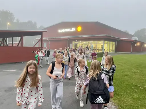 Dans, pyjamas, pizza, bingo, musikquiz och disco!🥳