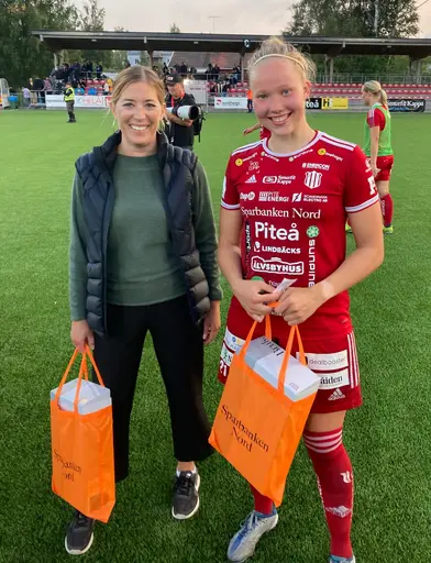 Glada spelare, glada ungdomar som får bilder signerade och glad matchvärd (Sparbanken Nord) som delar ut pris till Piteås lirare och även får signerad matchtröja före match!