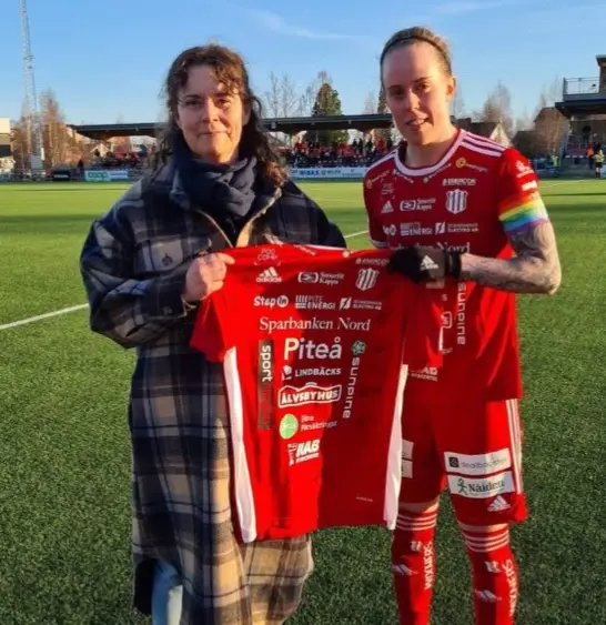 Podcomp får en signerad matchtröja
