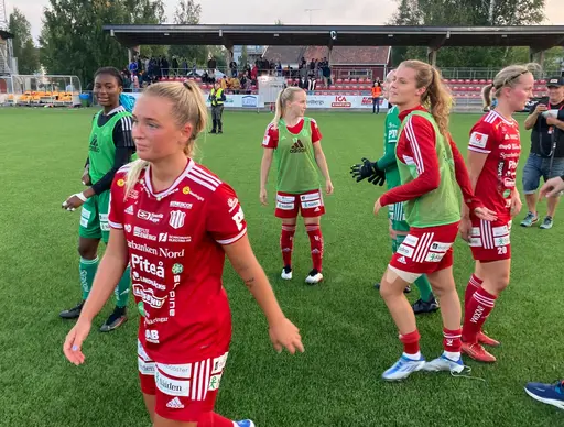 Glada spelare, glada ungdomar som får bilder signerade och glad matchvärd (Sparbanken Nord) som delar ut pris till Piteås lirare och även får signerad matchtröja före match!