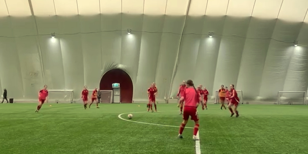 Tjejerna bidrog med mycket vilja och spelglädje när försäsongen inleddes i Norrstrands Fotbollshall.