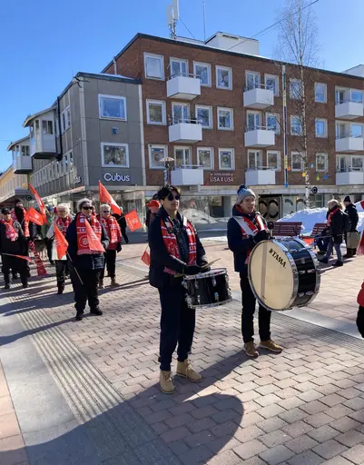 Bilder från paraden och matchresultat. Klicka i bilderna för förstoring