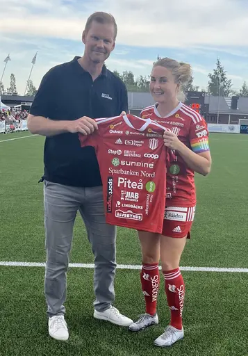 Tess & Klara, Glada damer, Matchens lirare + Matchvärd, Signerad tröja
