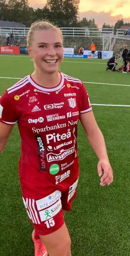 Glada spelare, glada ungdomar som får bilder signerade och glad matchvärd (Sparbanken Nord) som delar ut pris till Piteås lirare och även får signerad matchtröja före match!