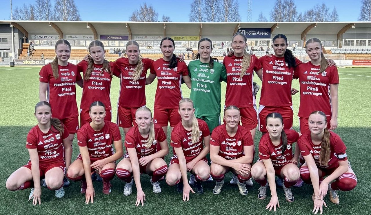 Nöjda tjejer efter en målrik och spännande bortamatch som slutade med seger mot Sunnanå.