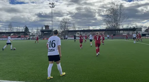 Söndagen bjöd på fint fotbollsväder, men förlust mot gästande AIK.