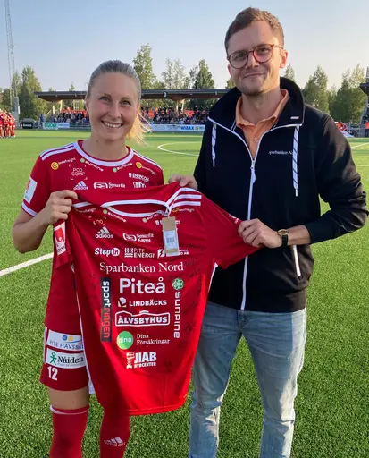 Glada spelare, glada ungdomar som får bilder signerade och glad matchvärd (Sparbanken Nord) som delar ut pris till Piteås lirare och även får signerad matchtröja före match!
