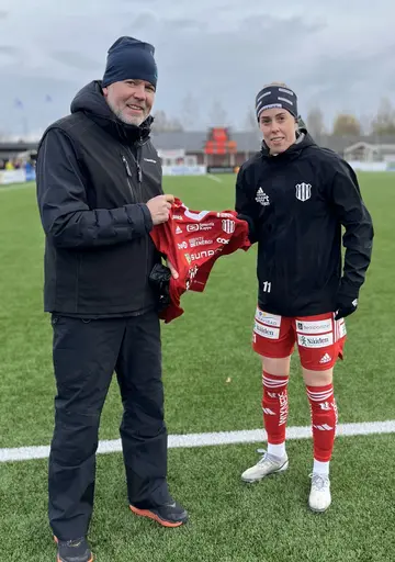 Dagens matchvärd Smurfit Kappa (Robert Sundström) får signerad matchtröja innan avspark. Laget firar efter match.