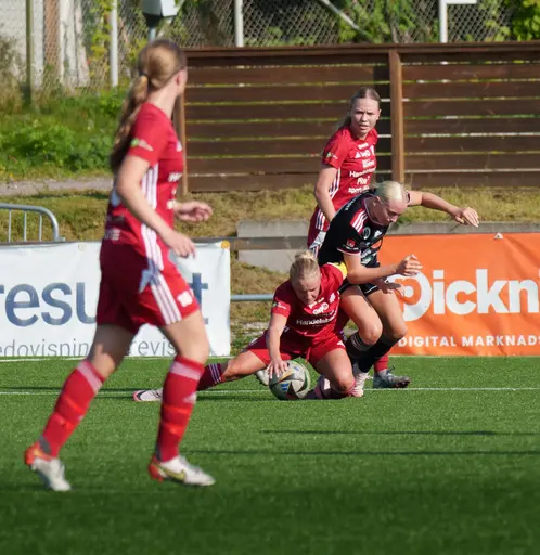 Ett bra jobb av pitetjejerna ledde till seger. Foto: Rickard Wennström