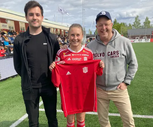Signerad matchtöja till Bilbolaget samt trötta/glada spelare och ledare efter match