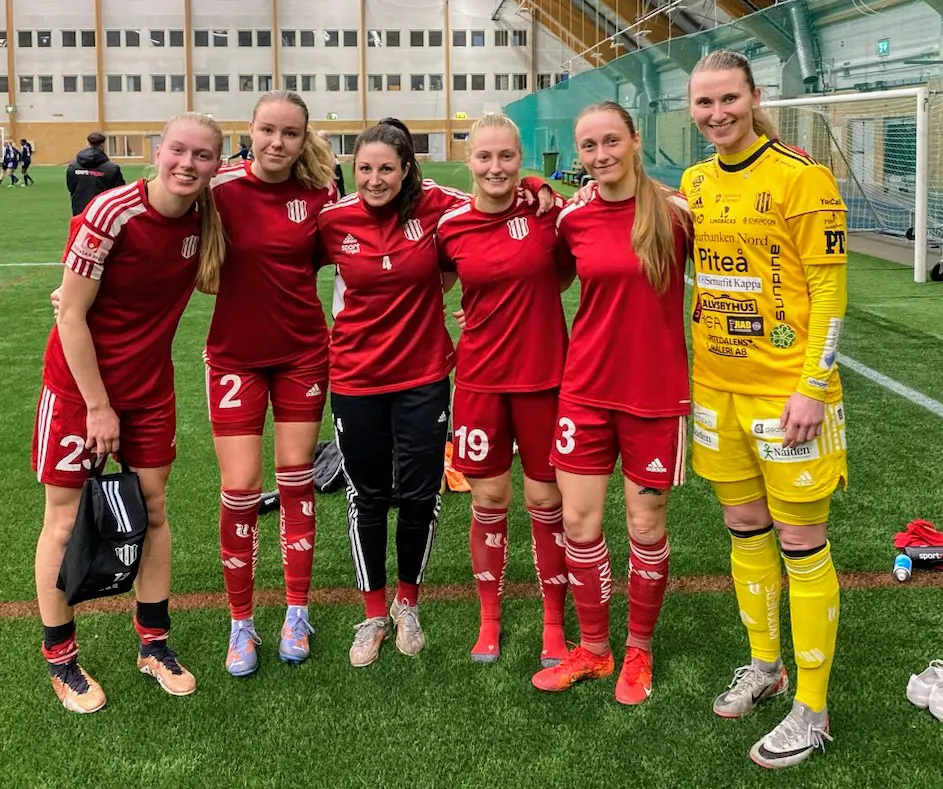 Emma Viklund satte två strutar igen, denna gång i matchen borta mot Sundsvall. Josefin Johansson gjorde sitt andra och Asla Johannesen sitt första. Thea Eriksson och Samantha Leshnak Murphy intill.
