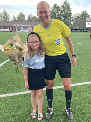 Tess & Klara, Glada damer, Matchens lirare + Matchvärd, Signerad tröja