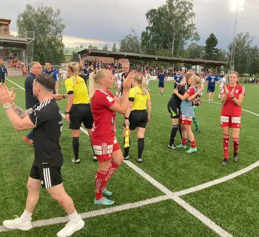 Tess & Klara, Glada damer, Matchens lirare + Matchvärd, Signerad tröja