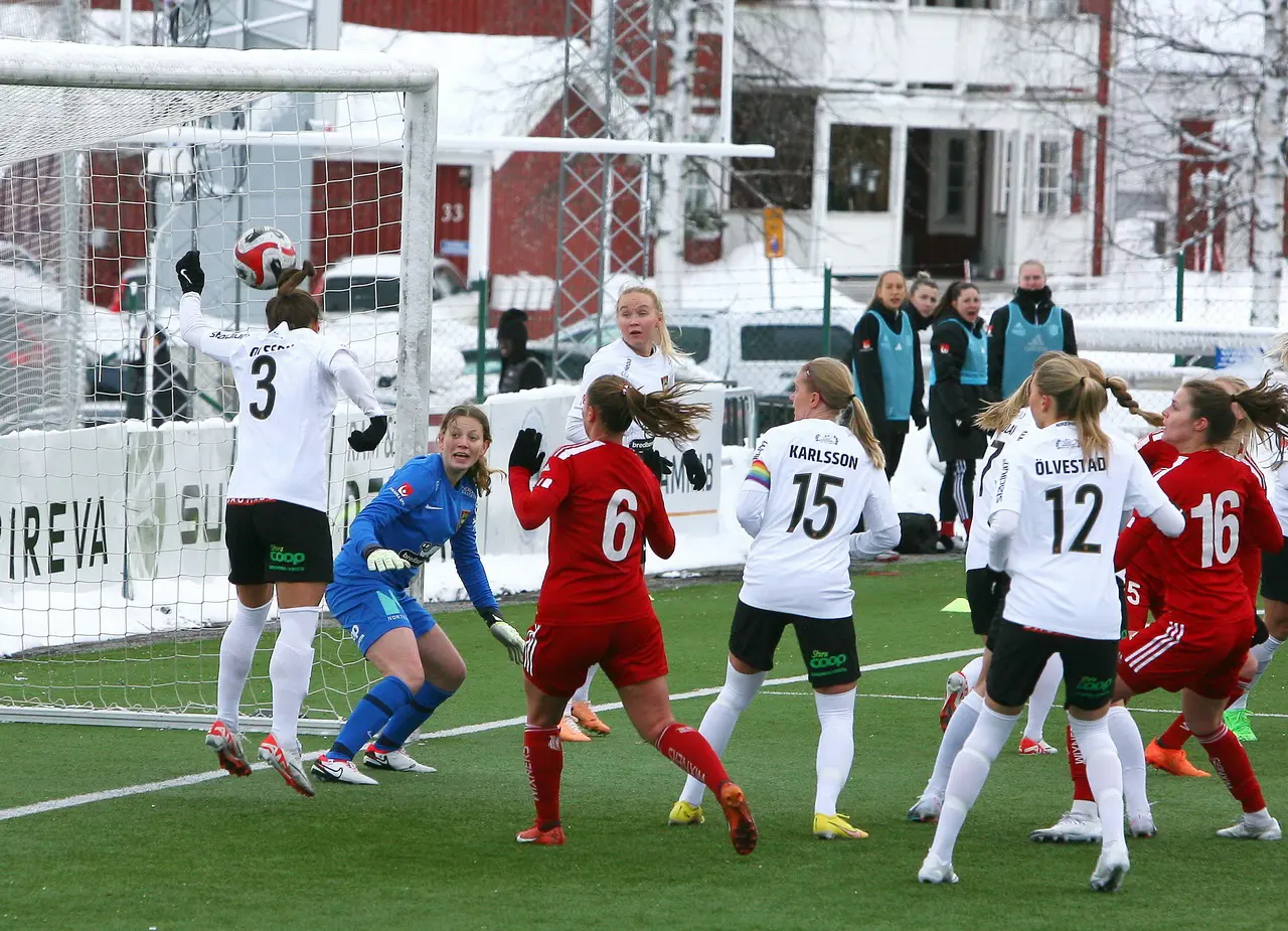 Piteå har tre raka segrar mot BP. I Svenska Cupen i mars vann Piteå med 3–0. På bilden nickar Ellen Löfqvist (skymd) in det tredjemålet på hörna.