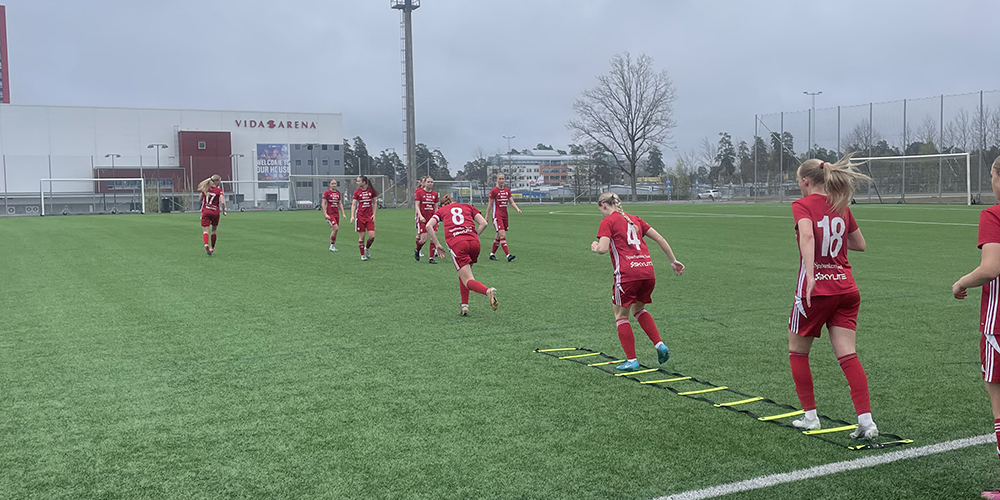 Uppvärmning inför säsongens första bortamatch.