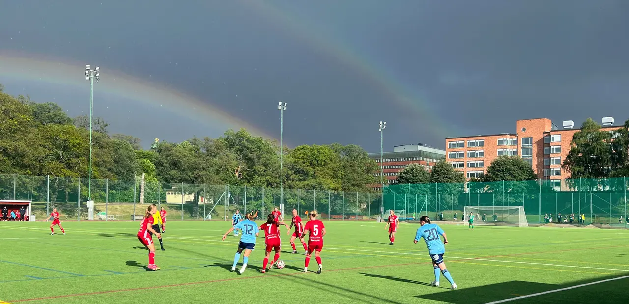 Dramatisk inramning till matchen på Östermalms IP.