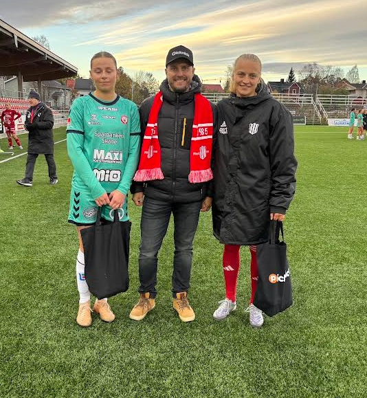 Dagens matchvärd Picknick media delar ut pris till respektive lirare i Kristianstad och Piteå