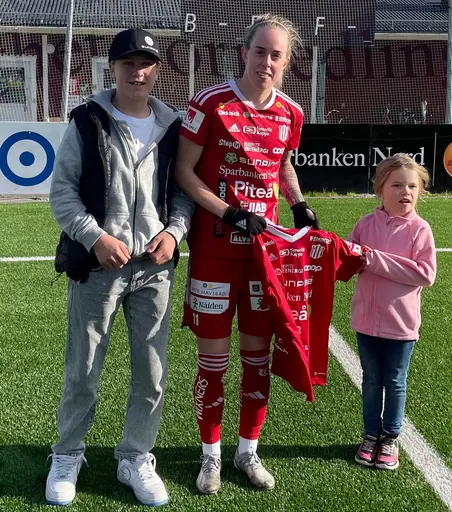 Dagens matchvärd SunPine genomTilde Sjödin & Elton Simons får signerad matchtröja av Cissi