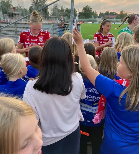 Glada spelare, glada ungdomar som får bilder signerade och glad matchvärd (Sparbanken Nord) som delar ut pris till Piteås lirare och även får signerad matchtröja före match!