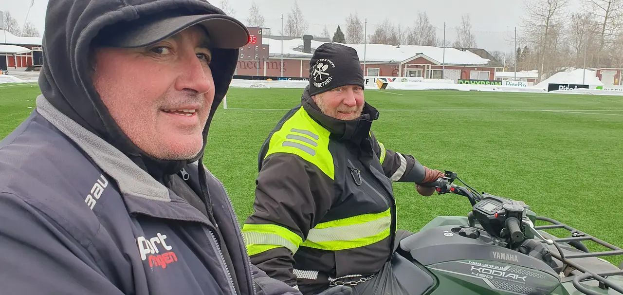 Mike Pebe och Ulf Forsberg har jobbat hårt med planen. - Det känns spelbart. Det är fjärrvärmen under konstgräset som gjort det, säger Mike.
